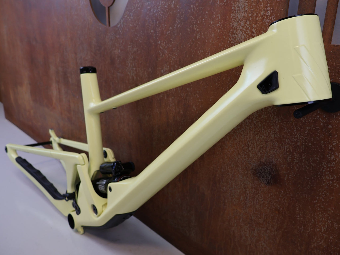 Mountainbikerahmen von Scor, SCOR 4060 ST CARBON RAHMENSET / M LEMON FROST INKL. DÄMPFER vor USEDBIKES-OB.DE Hintergrund