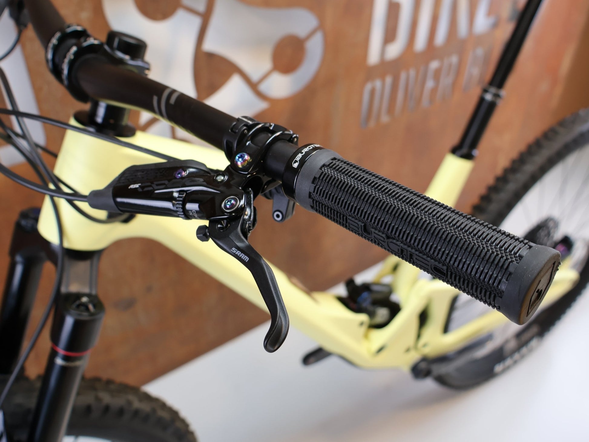Mountainbike von Scor, SCOR 4060 ST GX / GRÖSSE L / FULL CARBON / ROCKSHOX ULTIMATE / LEMON FROST vor USEDBIKES-OB.DE Hintergrund