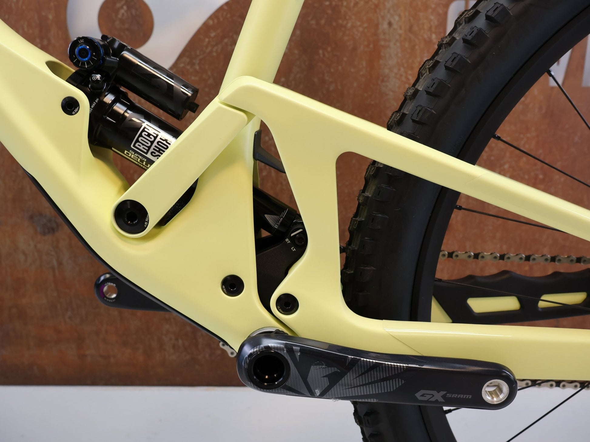 Mountainbike von Scor, SCOR 4060 ST GX / GRÖSSE L / FULL CARBON / ROCKSHOX ULTIMATE / LEMON FROST vor USEDBIKES-OB.DE Hintergrund