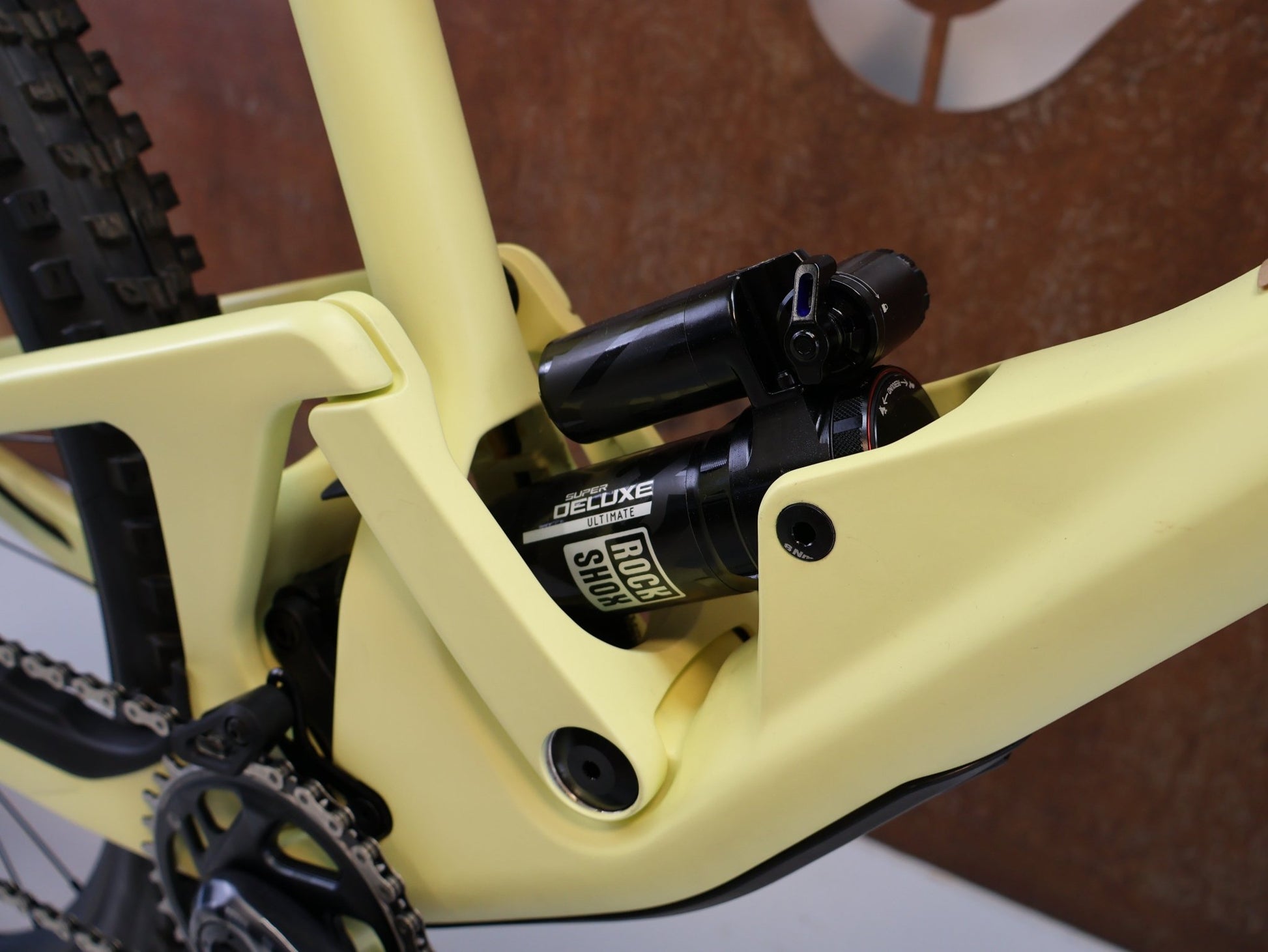 Mountainbike von Scor, SCOR 4060 ST GX / GRÖSSE L / FULL CARBON / ROCKSHOX ULTIMATE / LEMON FROST vor USEDBIKES-OB.DE Hintergrund