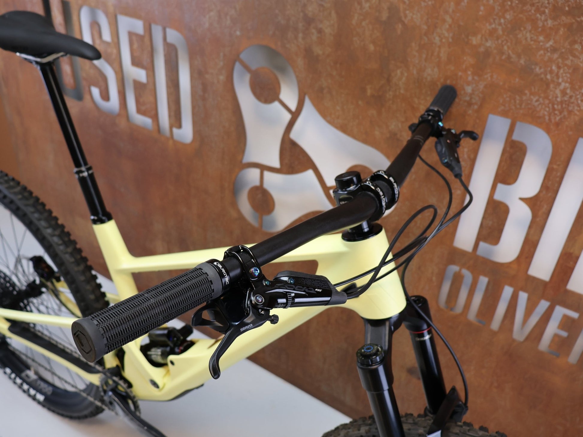 Mountainbike von Scor, SCOR 4060 ST GX / GRÖSSE L / FULL CARBON / ROCKSHOX ULTIMATE / LEMON FROST vor USEDBIKES-OB.DE Hintergrund