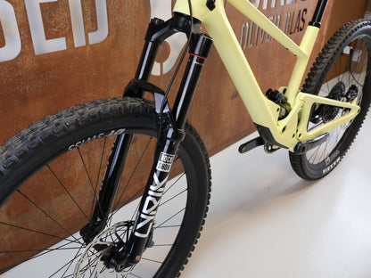 Mountainbike von Scor, SCOR 4060 ST GX / GRÖSSE L / FULL CARBON / ROCKSHOX ULTIMATE / LEMON FROST vor USEDBIKES-OB.DE Hintergrund