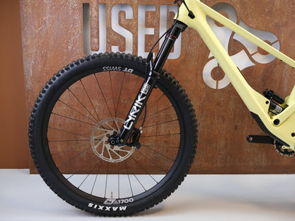 Mountainbike von Scor, SCOR 4060 ST GX / GRÖSSE L / FULL CARBON / ROCKSHOX ULTIMATE / LEMON FROST vor USEDBIKES-OB.DE Hintergrund