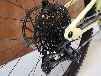 Mountainbike von Scor, SCOR 4060 ST GX / GRÖSSE L / FULL CARBON / ROCKSHOX ULTIMATE / LEMON FROST vor USEDBIKES-OB.DE Hintergrund