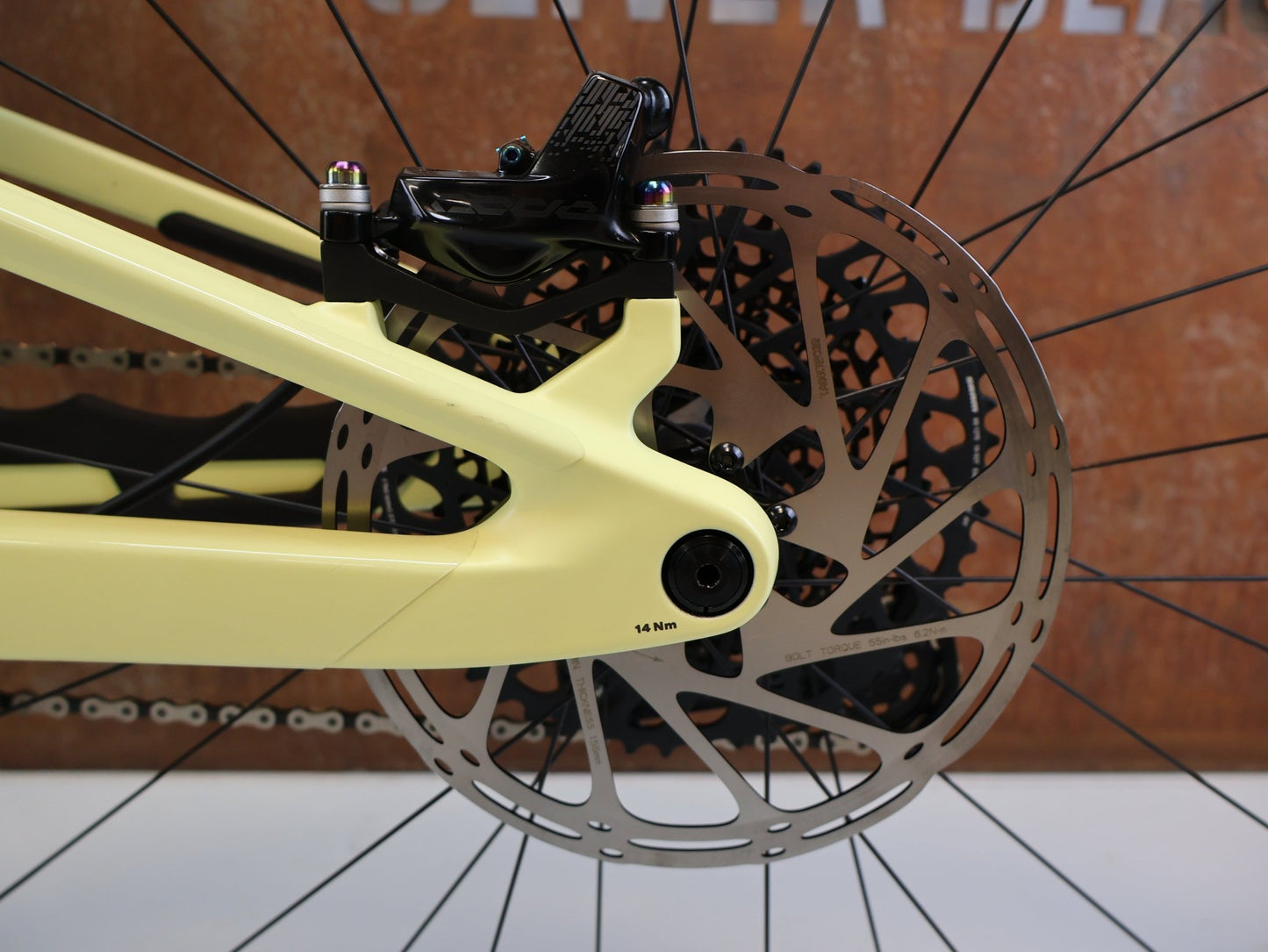 Mountainbike von Scor, SCOR 4060 ST GX / GRÖSSE L / FULL CARBON / ROCKSHOX ULTIMATE / LEMON FROST vor USEDBIKES-OB.DE Hintergrund