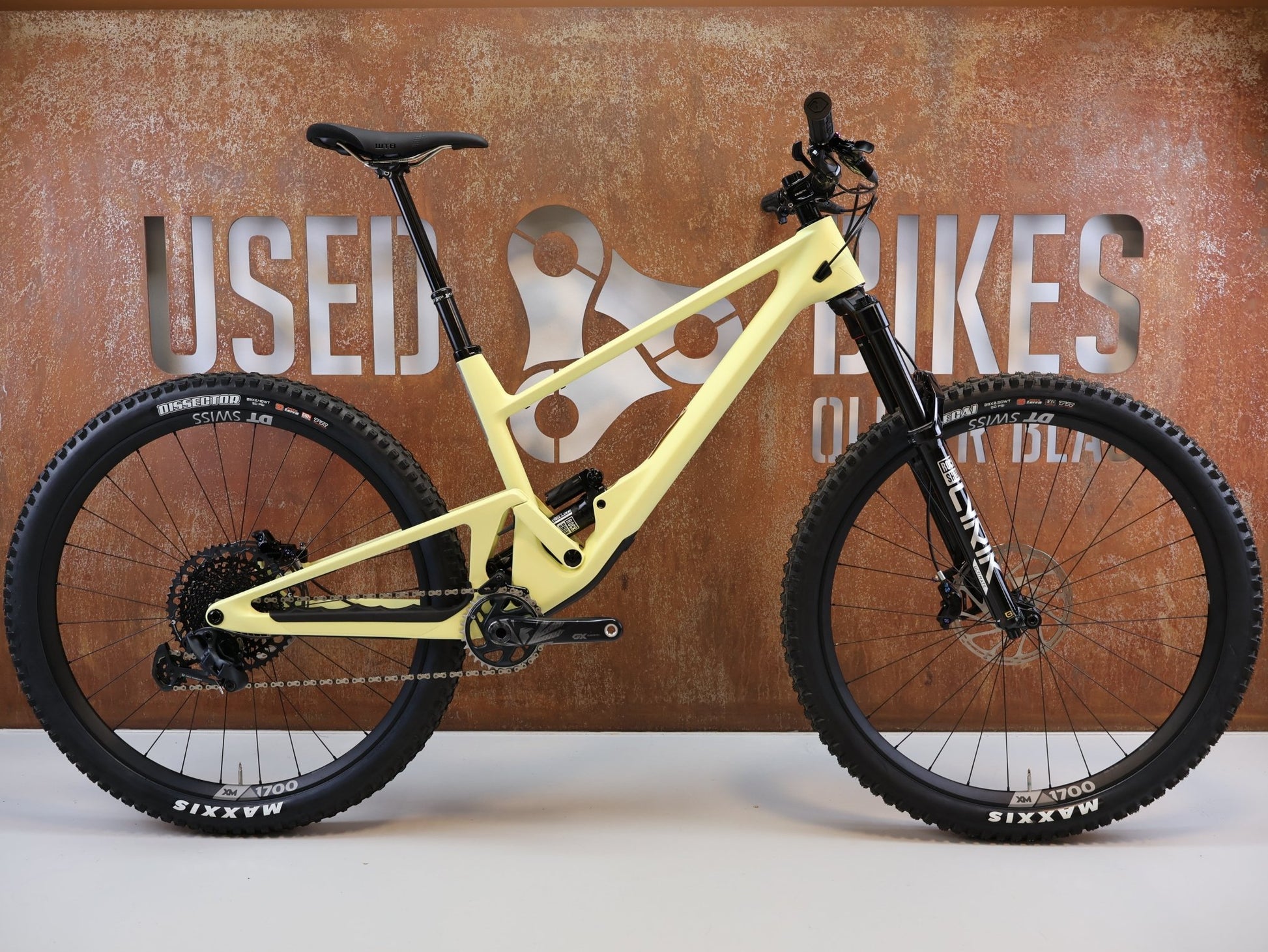 Mountainbike von Scor, SCOR 4060 ST GX / GRÖSSE L / FULL CARBON / ROCKSHOX ULTIMATE / LEMON FROST vor USEDBIKES-OB.DE Hintergrund