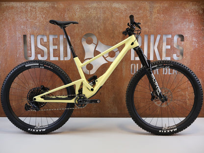 Mountainbike von Scor, SCOR 4060 ST GX / GRÖSSE L / FULL CARBON / ROCKSHOX ULTIMATE / LEMON FROST vor USEDBIKES-OB.DE Hintergrund