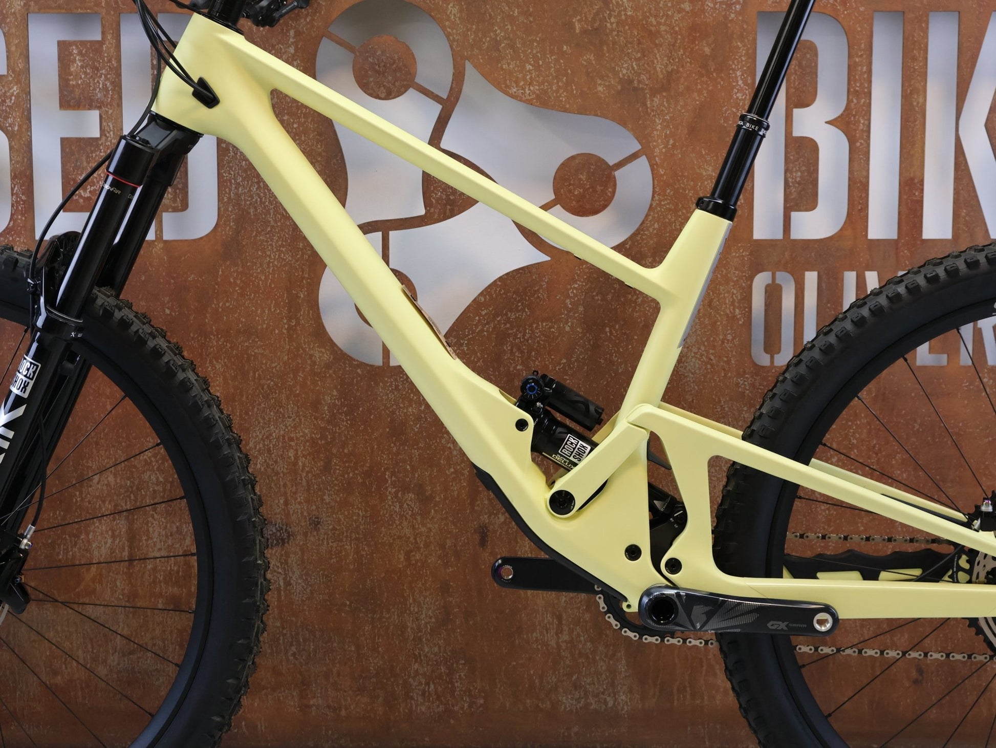 Mountainbike von Scor, SCOR 4060 ST GX / GRÖSSE L / FULL CARBON / ROCKSHOX ULTIMATE / LEMON FROST vor USEDBIKES-OB.DE Hintergrund