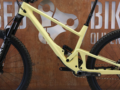 Mountainbike von Scor, SCOR 4060 ST GX / GRÖSSE L / FULL CARBON / ROCKSHOX ULTIMATE / LEMON FROST vor USEDBIKES-OB.DE Hintergrund