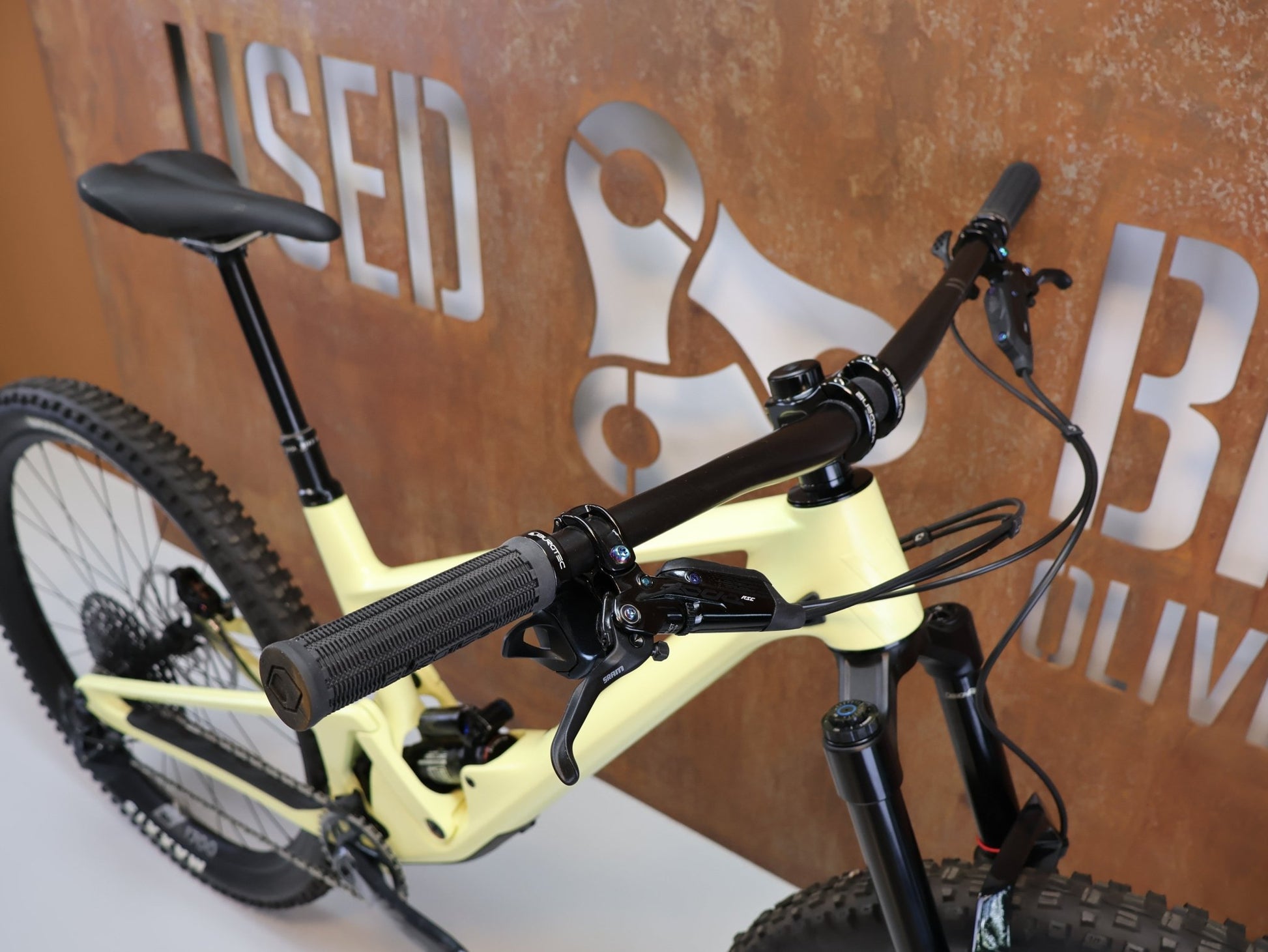 Mountainbike von Scor, SCOR 4060 ST GX / GRÖSSE M / FULL CARBON / ROCKSHOX ULTIMATE / LEMON FROST vor USEDBIKES - OB.DE Hintergrund