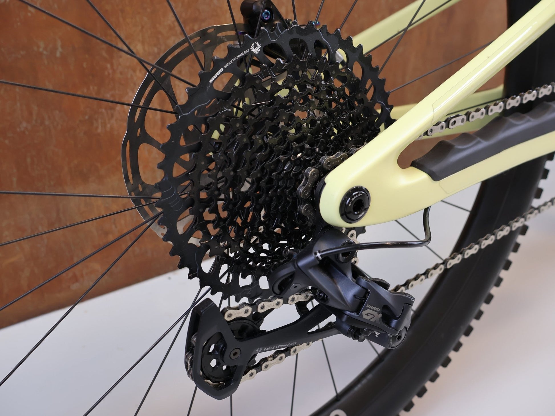 Mountainbike von Scor, SCOR 4060 ST GX / GRÖSSE M / FULL CARBON / ROCKSHOX ULTIMATE / LEMON FROST vor USEDBIKES - OB.DE Hintergrund