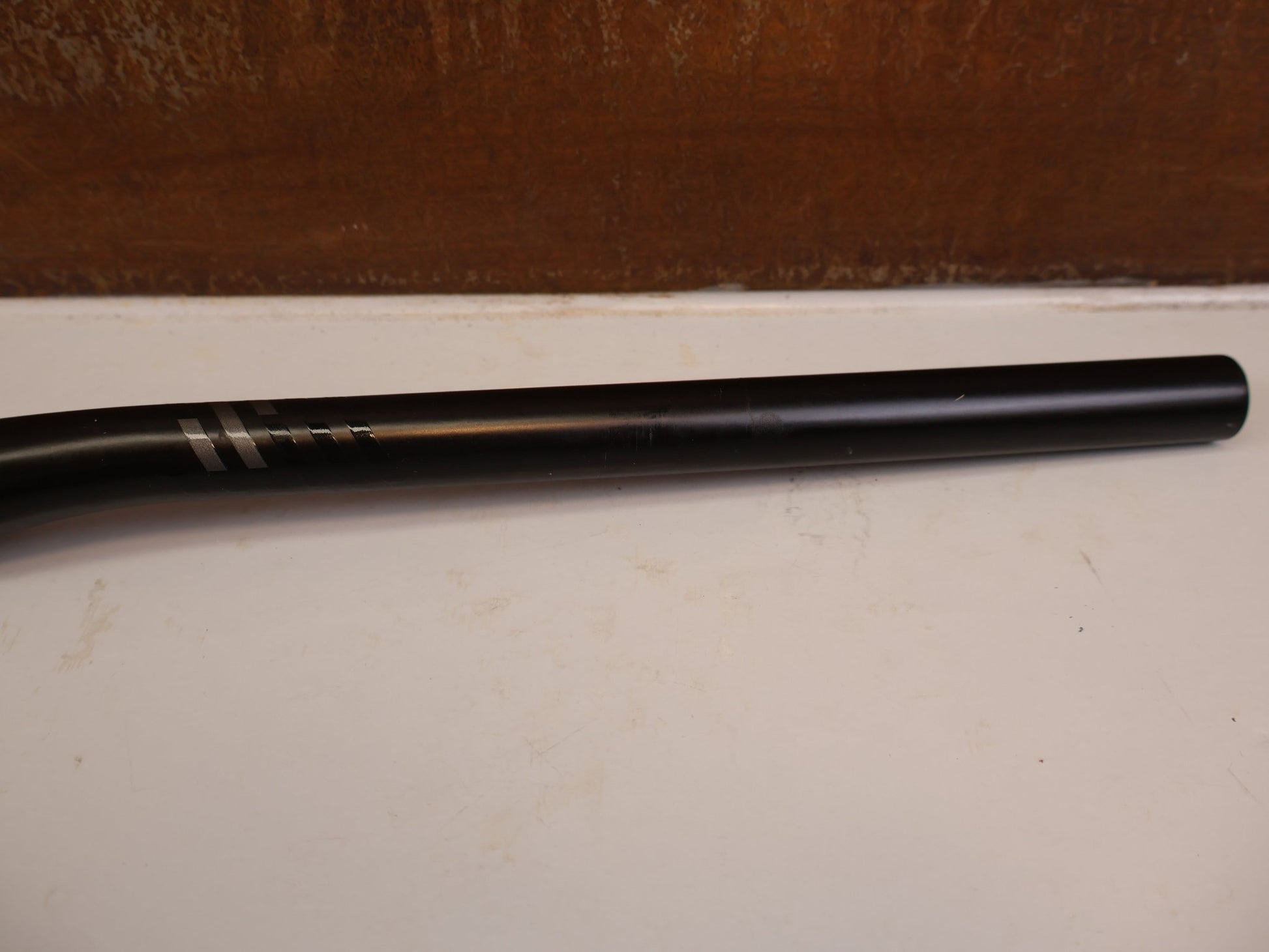 Lenker von Scor, SCOR CARBON LENKER 31.8 MM 800 MM 20 MM RISE 220 G vor USEDBIKES-OB.DE Hintergrund