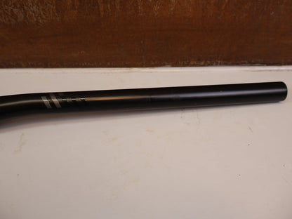 Lenker von Scor, SCOR CARBON LENKER 31.8 MM 800 MM 20 MM RISE 220 G vor USEDBIKES-OB.DE Hintergrund