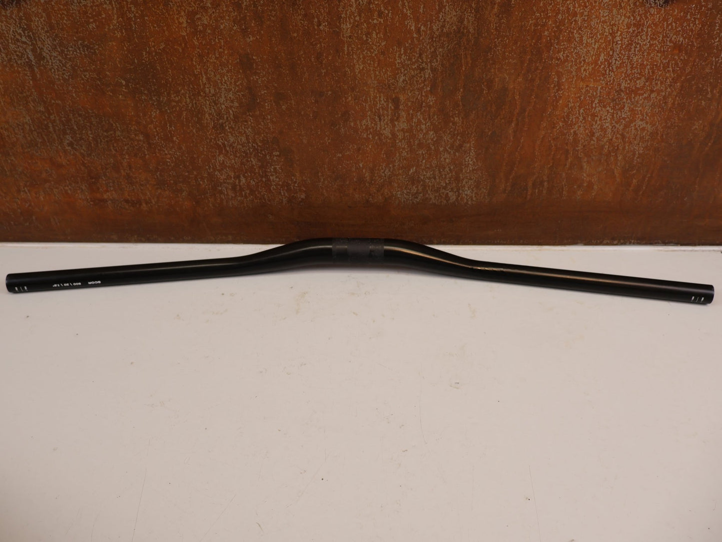 Lenker von Scor, SCOR CARBON LENKER 31.8 MM 800 MM 20 MM RISE 220 G vor USEDBIKES-OB.DE Hintergrund
