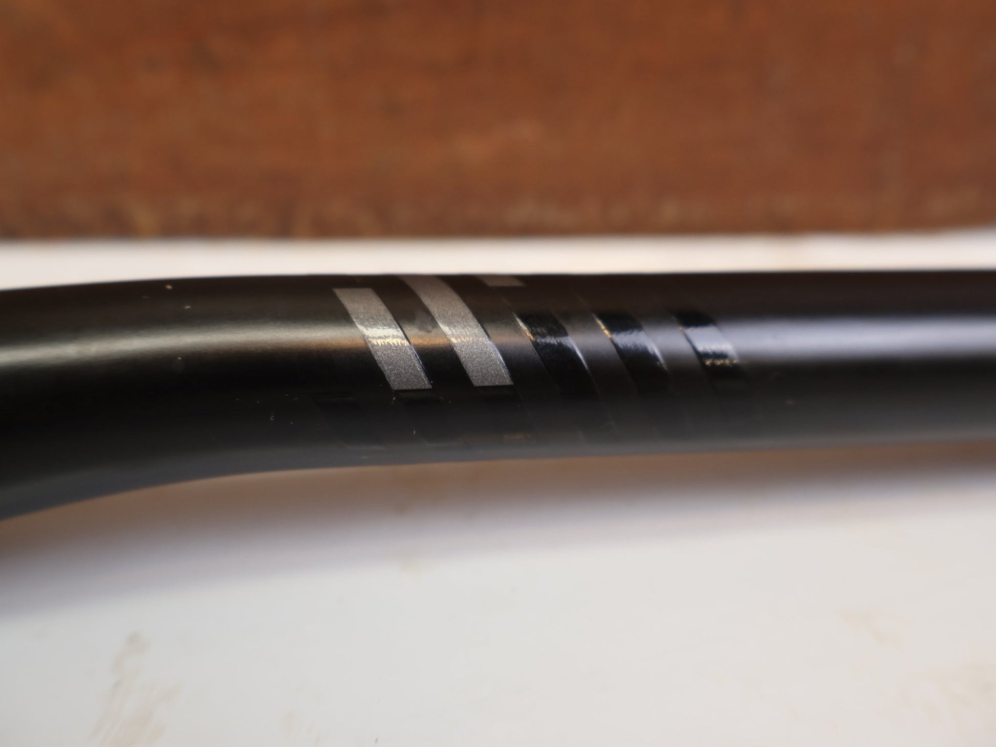 Lenker von Scor, SCOR CARBON LENKER 31.8 MM 800 MM 20 MM RISE 220 G vor USEDBIKES-OB.DE Hintergrund