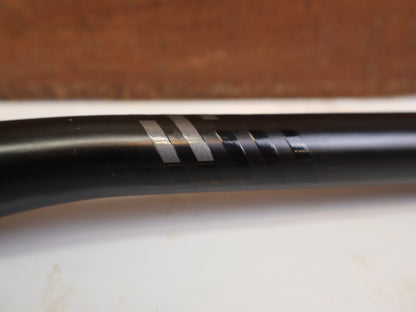 Lenker von Scor, SCOR CARBON LENKER 31.8 MM 800 MM 20 MM RISE 220 G vor USEDBIKES-OB.DE Hintergrund