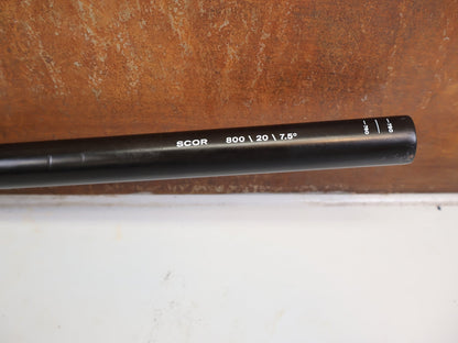 Lenker von Scor, SCOR CARBON LENKER 31.8 MM 800 MM 20 MM RISE 220 G vor USEDBIKES-OB.DE Hintergrund