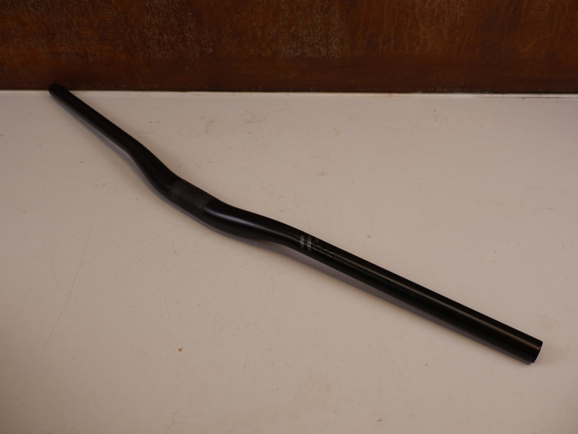 Lenker von Scor, SCOR CARBON LENKER 31.8 MM 800 MM 20 MM RISE 220 G vor USEDBIKES-OB.DE Hintergrund