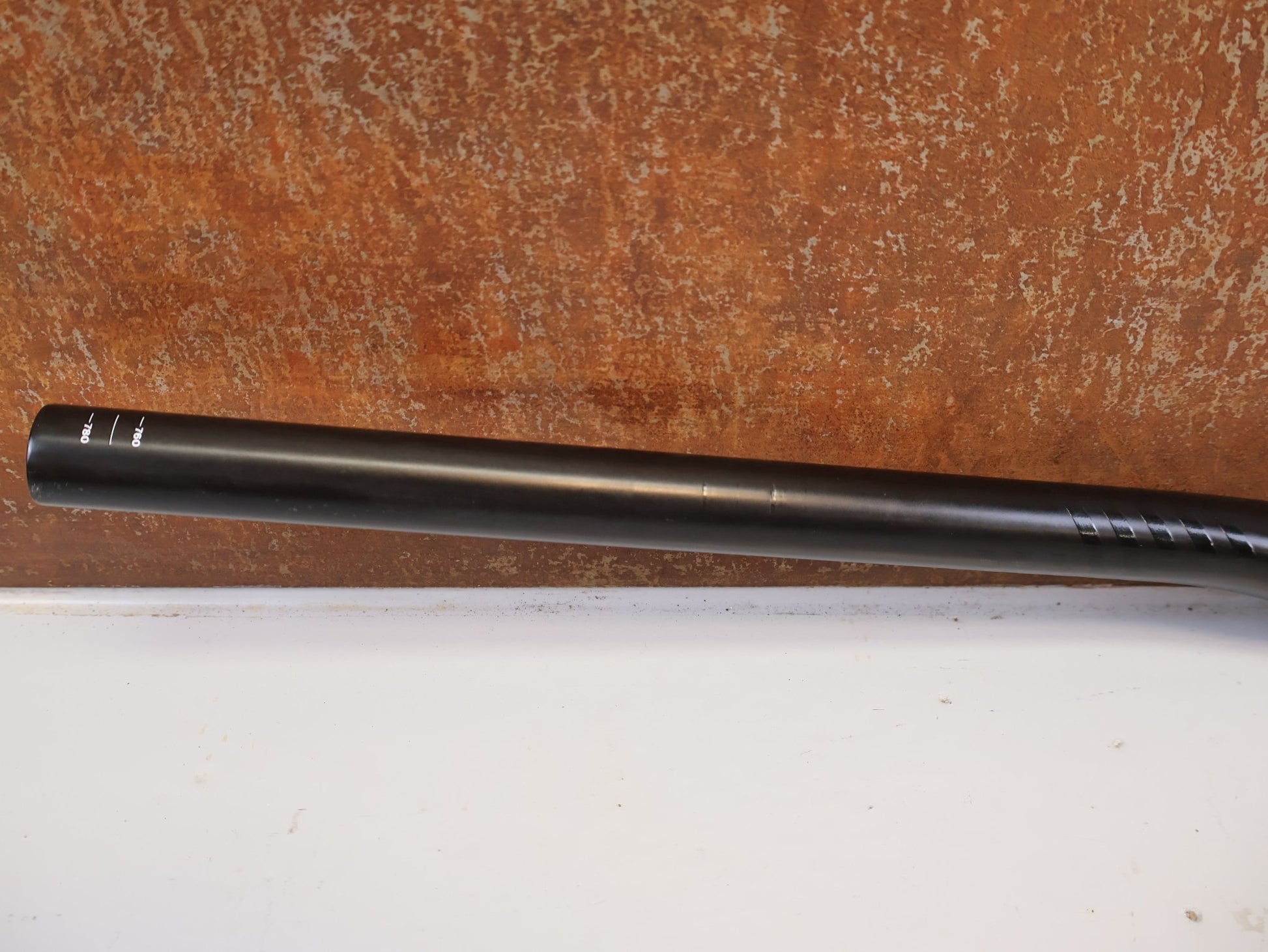Lenker von Scor, SCOR CARBON LENKER 31.8 MM 800 MM 20 MM RISE 220 G vor USEDBIKES-OB.DE Hintergrund