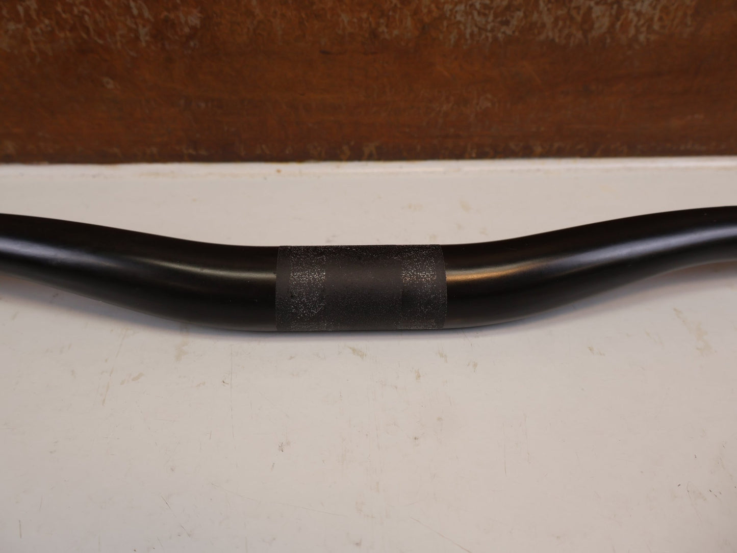 Lenker von Scor, SCOR CARBON LENKER 31.8 MM 800 MM 20 MM RISE 220 G vor USEDBIKES-OB.DE Hintergrund