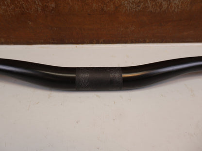 Lenker von Scor, SCOR CARBON LENKER 31.8 MM 800 MM 20 MM RISE 220 G vor USEDBIKES-OB.DE Hintergrund