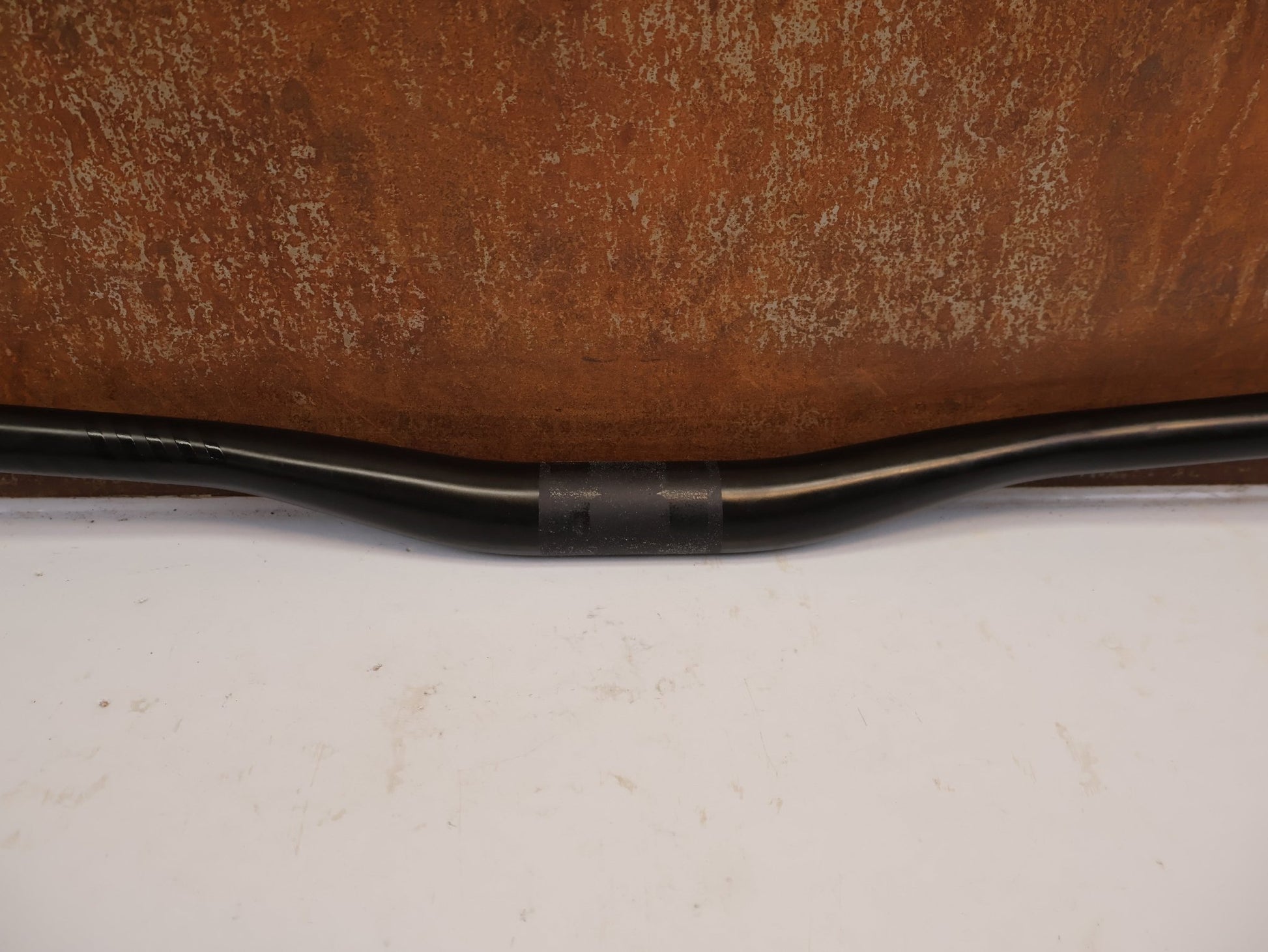 Lenker von Scor, SCOR CARBON LENKER 31.8 MM 800 MM 20 MM RISE 220 G vor USEDBIKES-OB.DE Hintergrund