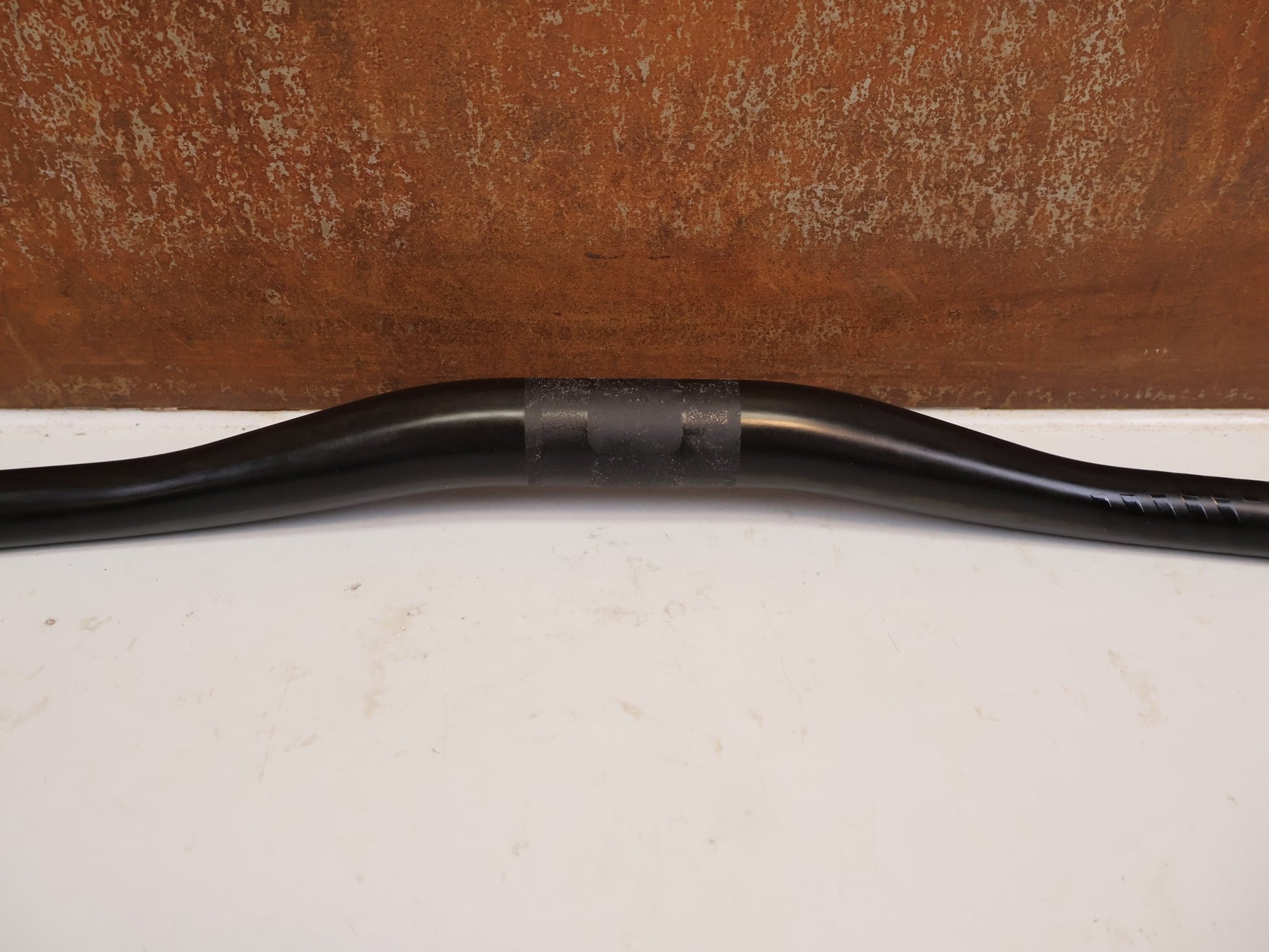 Lenker von Scor, SCOR CARBON LENKER 31.8 MM 800 MM 20 MM RISE 220 G vor USEDBIKES-OB.DE Hintergrund