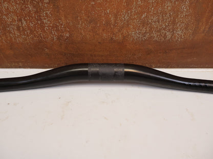 Lenker von Scor, SCOR CARBON LENKER 31.8 MM 800 MM 20 MM RISE 220 G vor USEDBIKES-OB.DE Hintergrund