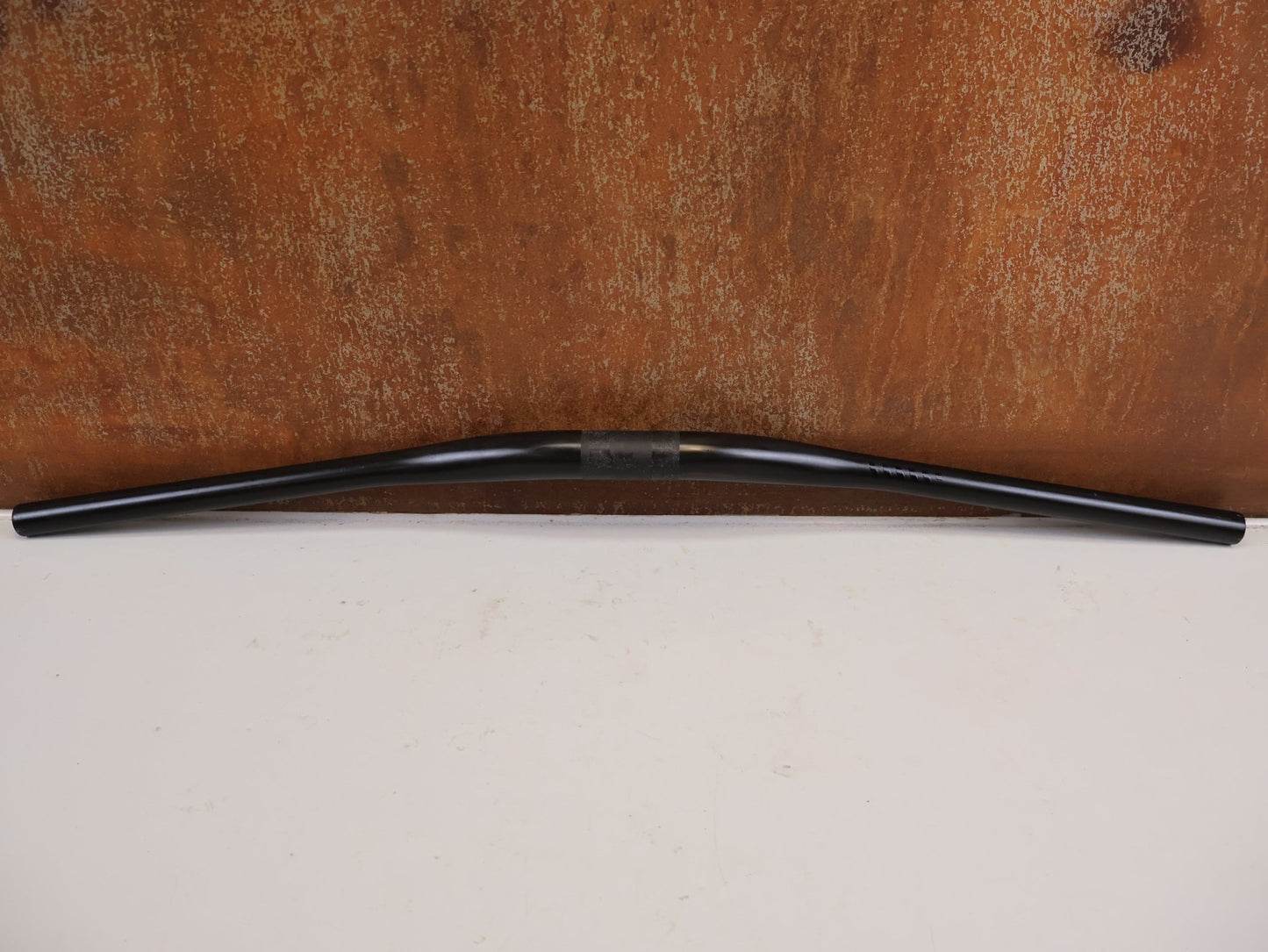 Lenker von Scor, SCOR CARBON LENKER 31.8 MM 800 MM 20 MM RISE 220 G vor USEDBIKES-OB.DE Hintergrund