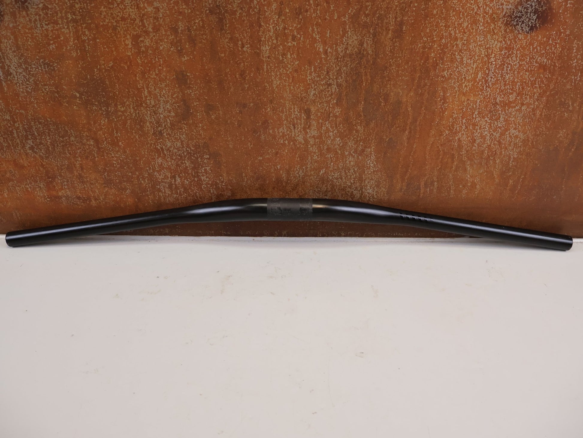 Lenker von Scor, SCOR CARBON LENKER 31.8 MM 800 MM 20 MM RISE 220 G vor USEDBIKES-OB.DE Hintergrund