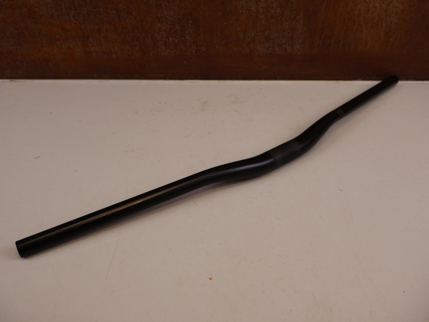 Lenker von Scor, SCOR CARBON LENKER 31.8 MM 800 MM 20 MM RISE 220 G vor USEDBIKES-OB.DE Hintergrund