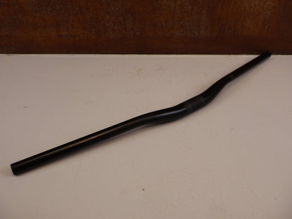 Lenker von Scor, SCOR CARBON LENKER 31.8 MM 800 MM 20 MM RISE 220 G vor USEDBIKES-OB.DE Hintergrund