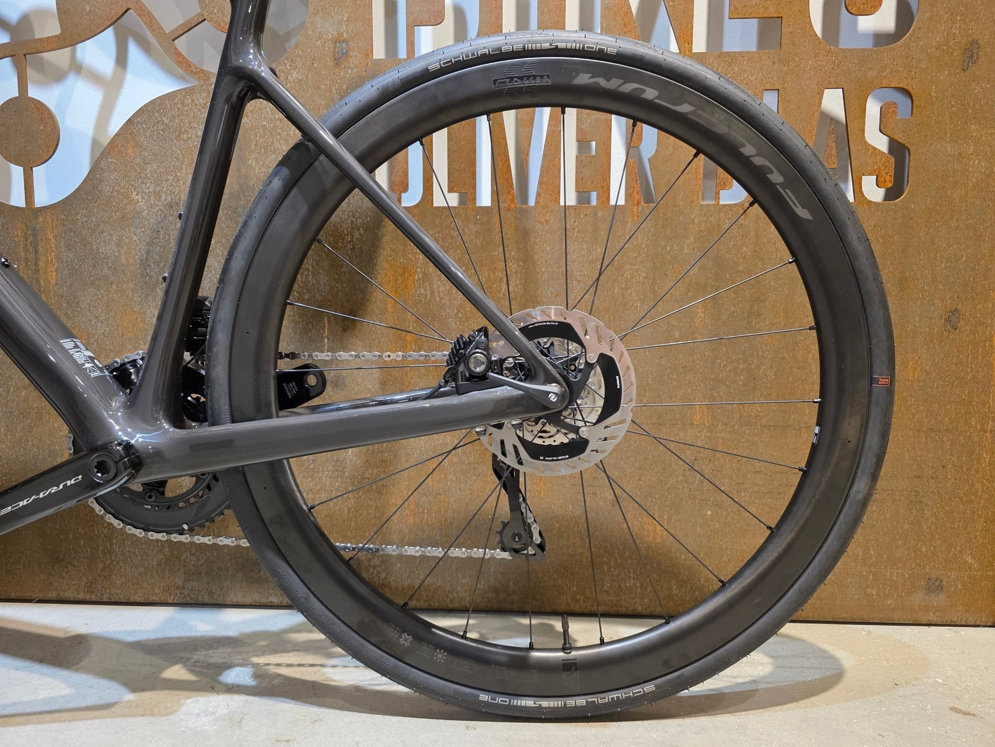 Rennrad von Scott, SCOTT ADDICT 10 / CARBON BLACK / M vor USEDBIKES - OB.DE Hintergrund