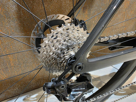 Rennrad von Scott, SCOTT ADDICT 10 / CARBON BLACK / M vor USEDBIKES - OB.DE Hintergrund