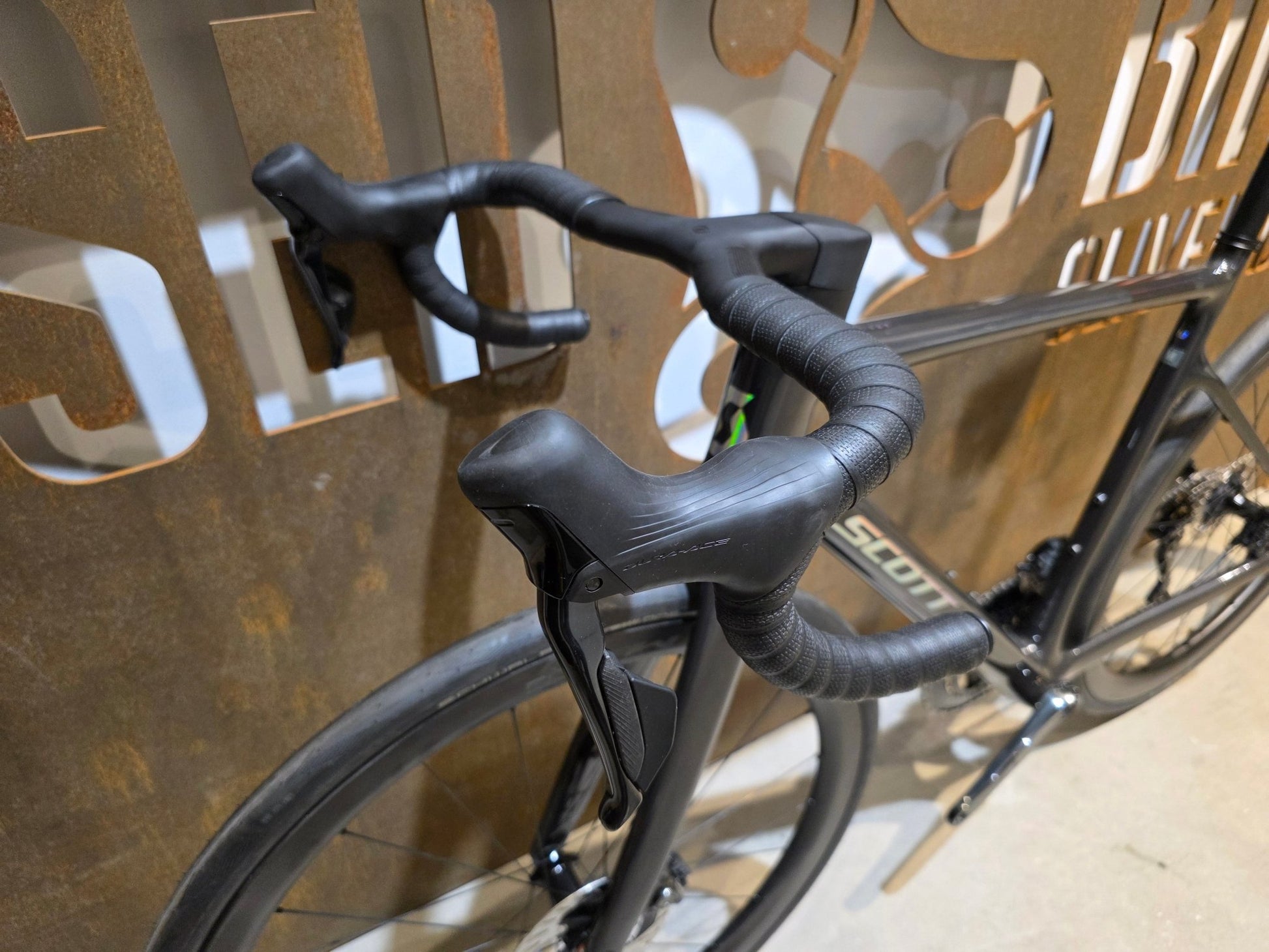 Rennrad von Scott, SCOTT ADDICT 10 / CARBON BLACK / M vor USEDBIKES - OB.DE Hintergrund