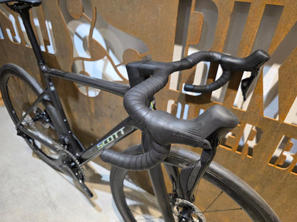 Rennrad von Scott, SCOTT ADDICT 10 / CARBON BLACK / M vor USEDBIKES - OB.DE Hintergrund