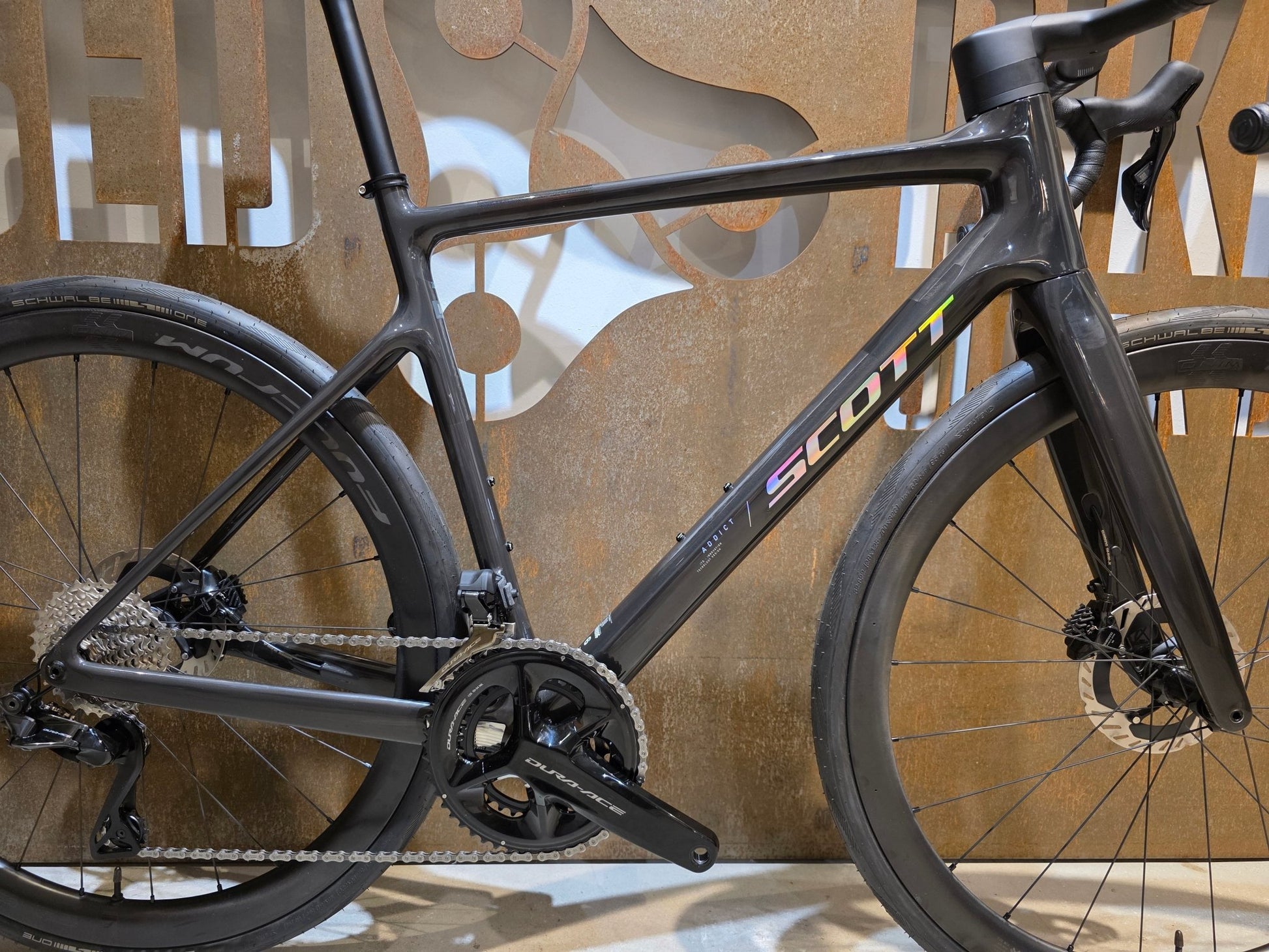 Rennrad von Scott, SCOTT ADDICT 10 / CARBON BLACK / M vor USEDBIKES - OB.DE Hintergrund
