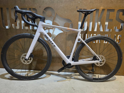Rennrad von Scott, SCOTT ADDICT 30 / HUSHED PINK / M vor USEDBIKES - OB.DE Hintergrund