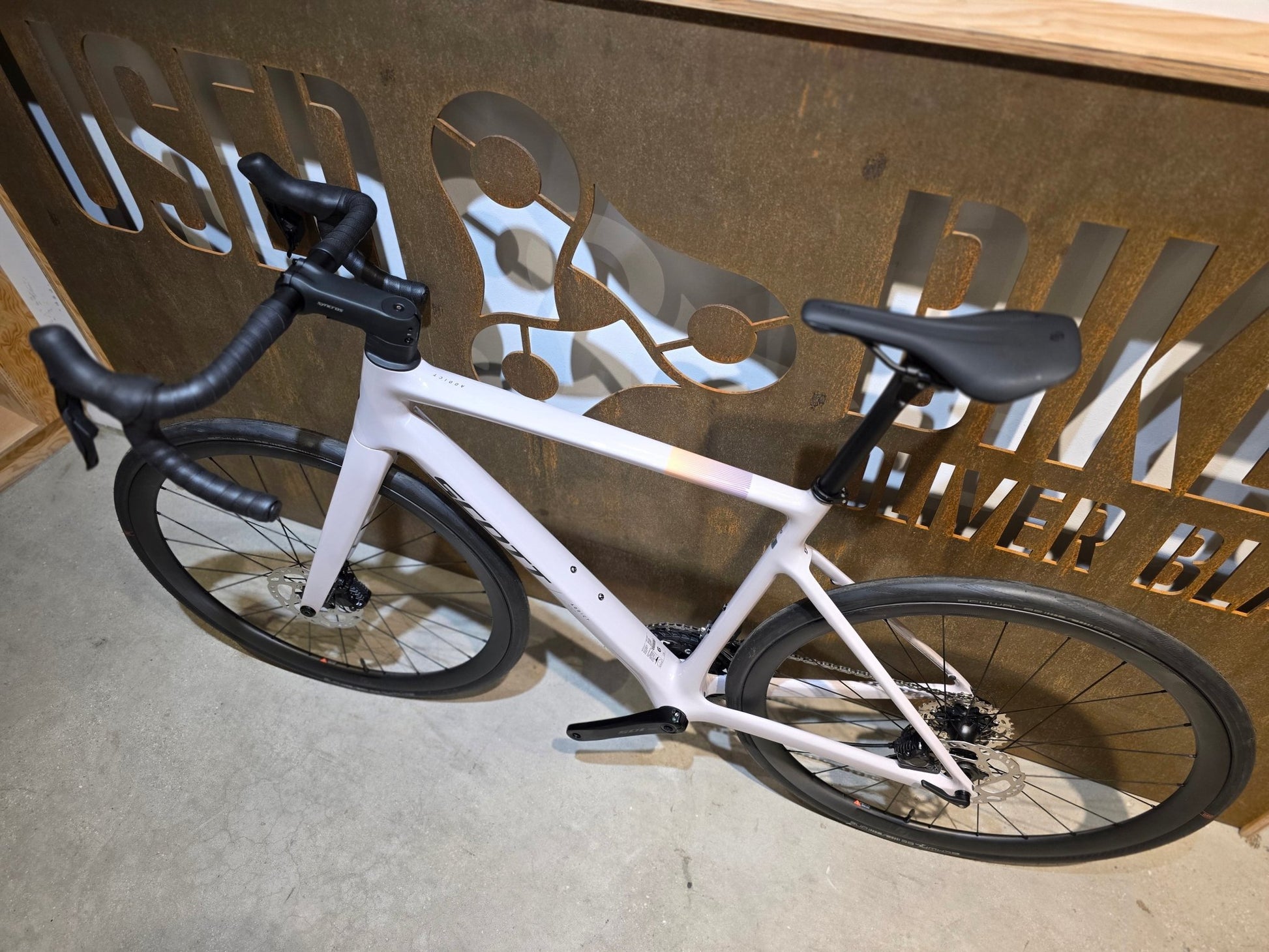 Rennrad von Scott, SCOTT ADDICT 30 / HUSHED PINK / M vor USEDBIKES - OB.DE Hintergrund