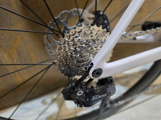 Rennrad von Scott, SCOTT ADDICT 30 / HUSHED PINK / M vor USEDBIKES - OB.DE Hintergrund