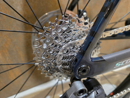 Gravel/Cyclocross von Scott, SCOTT ADDICT GRAVEL 20 / PETROL BLACK / M vor USEDBIKES - OB.DE Hintergrund