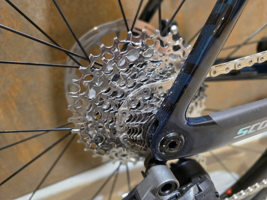 Gravel/Cyclocross von Scott, SCOTT ADDICT GRAVEL 20 / PETROL BLACK / M vor USEDBIKES - OB.DE Hintergrund