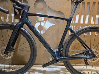 Gravel/Cyclocross von Scott, SCOTT ADDICT GRAVEL 20 / PETROL BLACK / M vor USEDBIKES - OB.DE Hintergrund