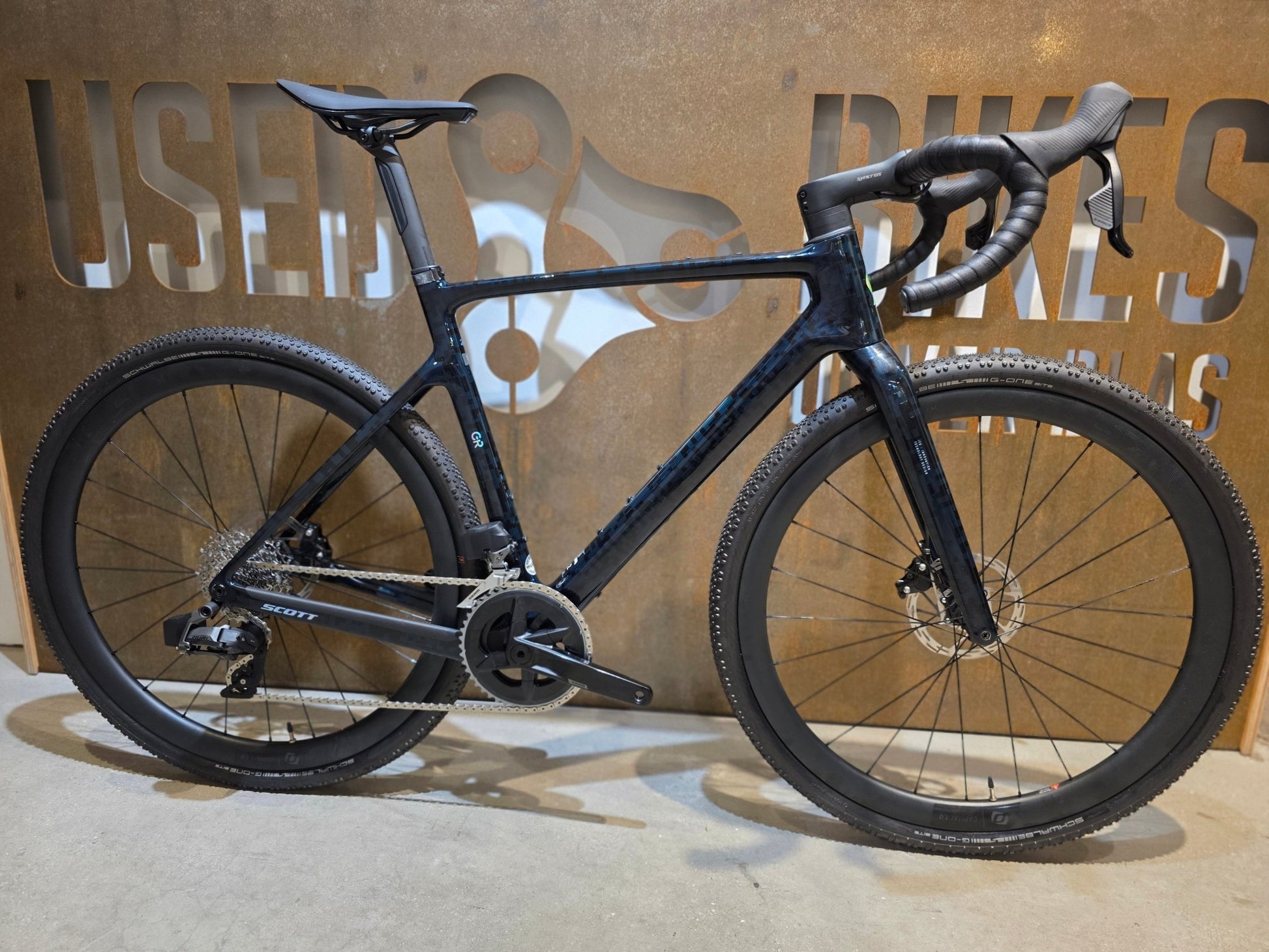 Gravel/Cyclocross von Scott, SCOTT ADDICT GRAVEL 20 / PETROL BLACK / M vor USEDBIKES - OB.DE Hintergrund