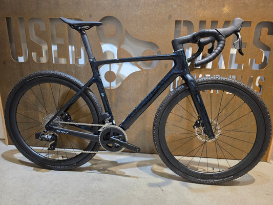 Gravel/Cyclocross von Scott, SCOTT ADDICT GRAVEL 20 / PETROL BLACK / M vor USEDBIKES - OB.DE Hintergrund