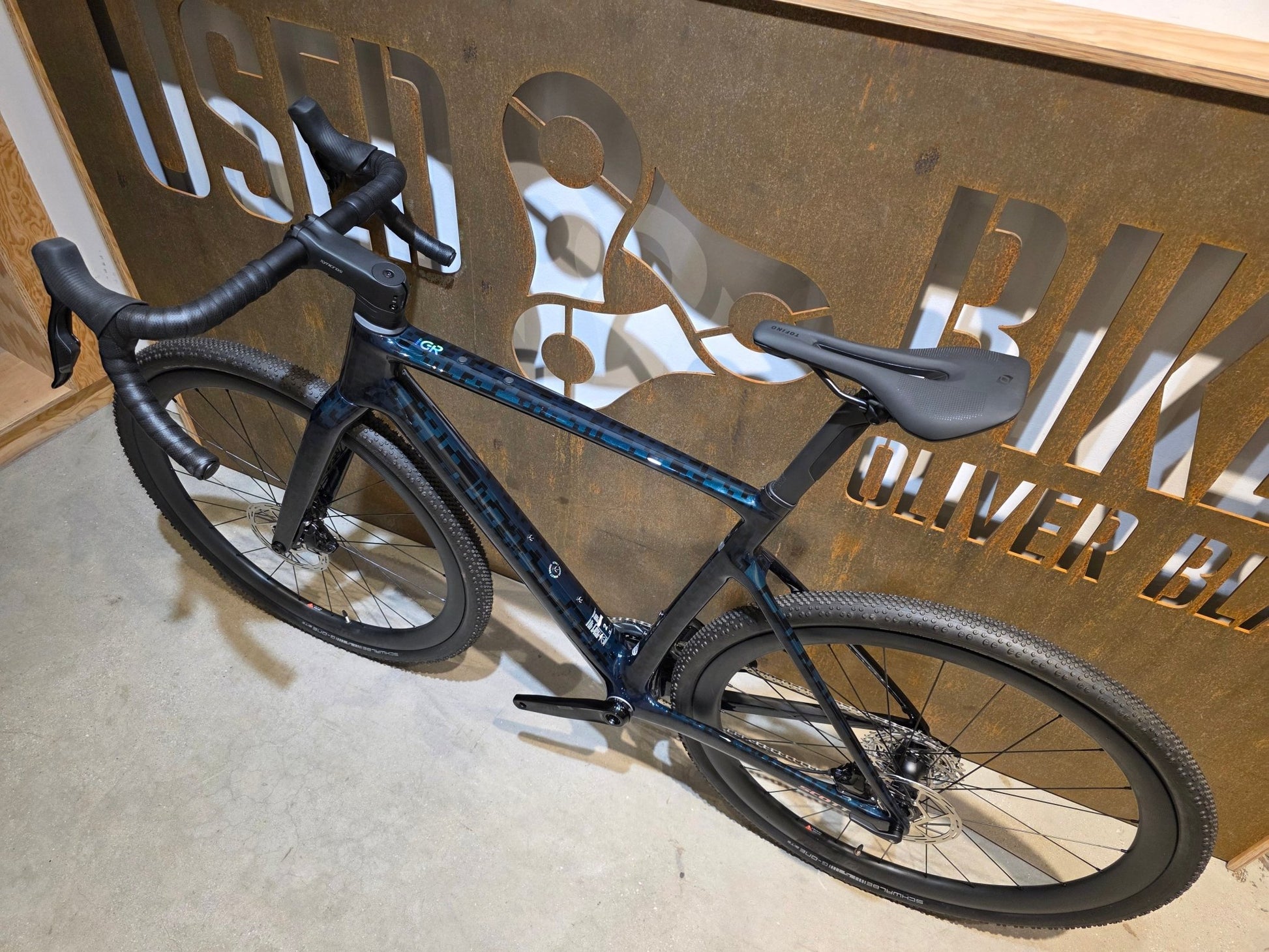 Gravel/Cyclocross von Scott, SCOTT ADDICT GRAVEL 20 / PETROL BLACK / M vor USEDBIKES - OB.DE Hintergrund