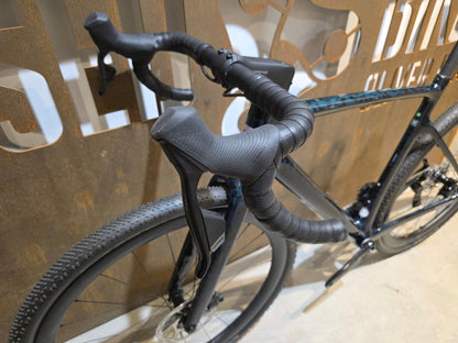 Gravel/Cyclocross von Scott, SCOTT ADDICT GRAVEL 20 / PETROL BLACK / M vor USEDBIKES - OB.DE Hintergrund