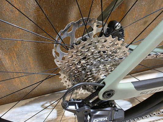 Gravel/Cyclocross von Scott, SCOTT ADDICT GRAVEL 50 / UNDERGROWT GREEN / M vor USEDBIKES - OB.DE Hintergrund