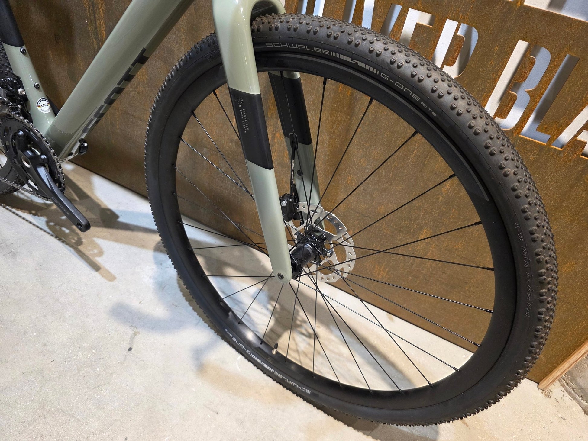 Gravel/Cyclocross von Scott, SCOTT ADDICT GRAVEL 50 / UNDERGROWT GREEN / M vor USEDBIKES - OB.DE Hintergrund