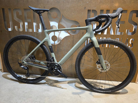 Gravel/Cyclocross von Scott, SCOTT ADDICT GRAVEL 50 / UNDERGROWT GREEN / M vor USEDBIKES - OB.DE Hintergrund